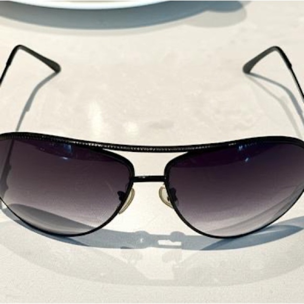 Sleek Black Aviator Sunglasses with Gradient Lenses